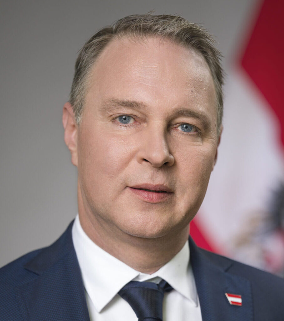 Leonore Gewessler, BA